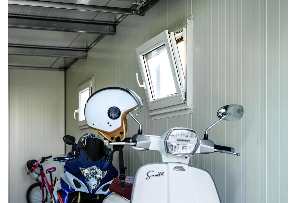 GARDEON® Garáž s dverami Hörmann a dvomi oknami