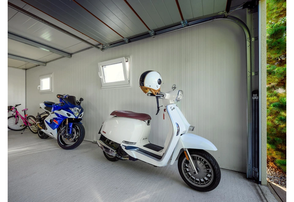 GARDEON® Garáž s dverami Hörmann a dvomi oknami