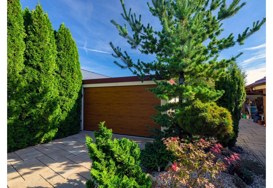 GARDEON® Garáž s dverami Hörmann a dvomi oknami