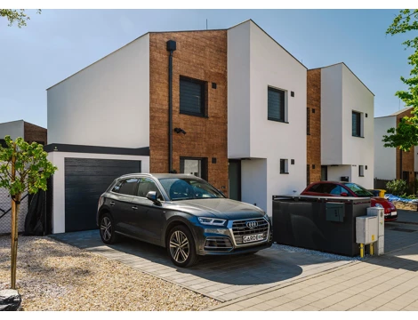 GARDEON® Garáž s dverami Hörmann a oknom