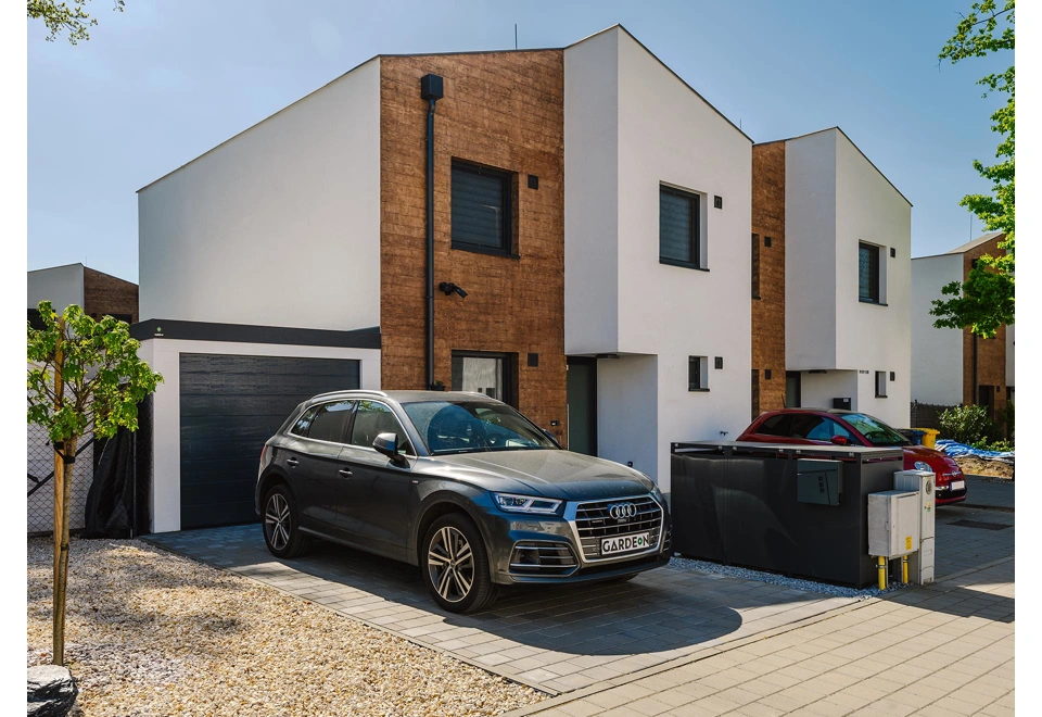 GARDEON® Garáž s dverami Hörmann a oknom