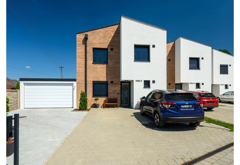 GARDEON® Garáž s dverami Hörmann a oknom