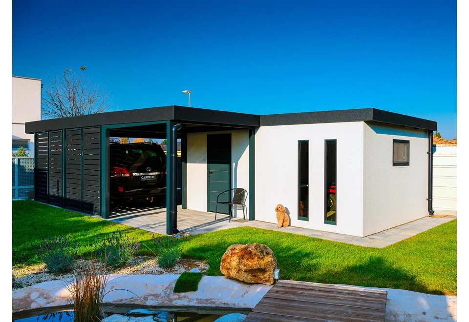 GARDEON® Garáž s dverami Hörmann, oknom, 2 svetlíkmi a prístreškom