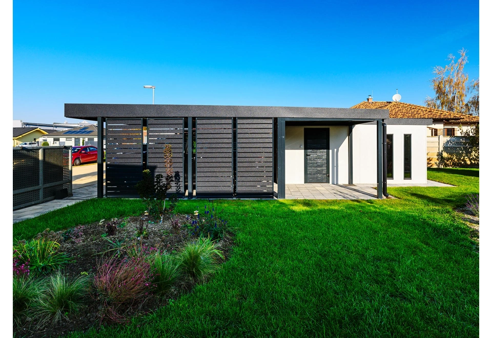 GARDEON® Garáž s dverami Hörmann, oknom, 2 svetlíkmi a prístreškom