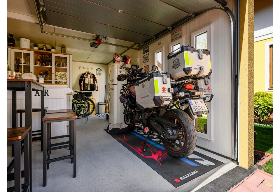 GARDEON® Garáž s dverami Hörmann, oknom a 4 svetlíkmi