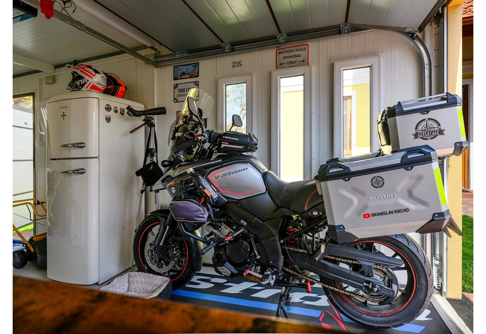 GARDEON® Garáž s dverami Hörmann, oknom a 4 svetlíkmi