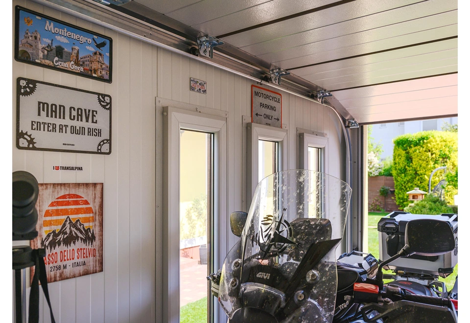 GARDEON® Garáž s dverami Hörmann, oknom a 4 svetlíkmi