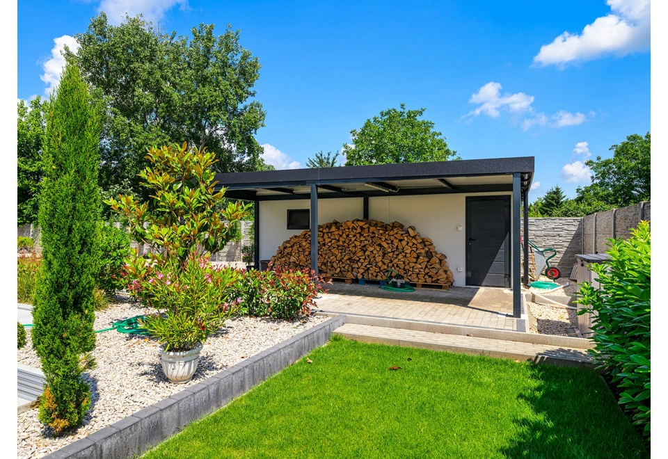 GARDEON® Garáž s dverami Hörmann, oknom a pravým prístreškom