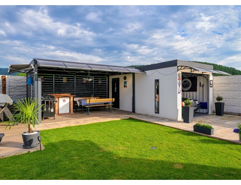 GARDEON® Garáž s dverami Hörmann, oknom, svetlíkom a prístreškom