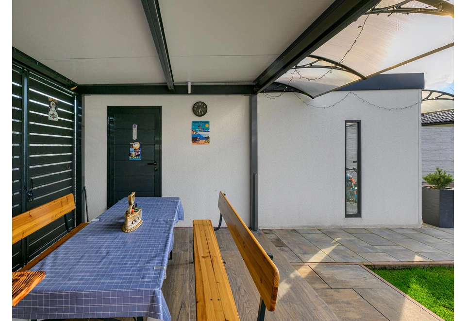 GARDEON® Garáž s dverami Hörmann, oknom, svetlíkom a prístreškom