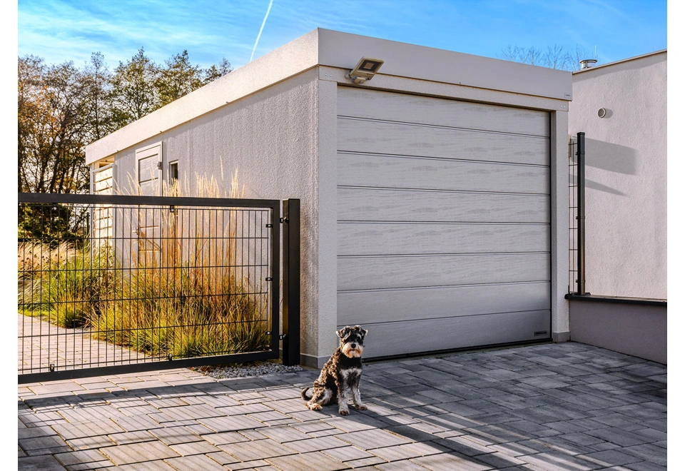 GARDEON® Garáž s dverami Hörmann, svetlíkom a prístreškom vzadu