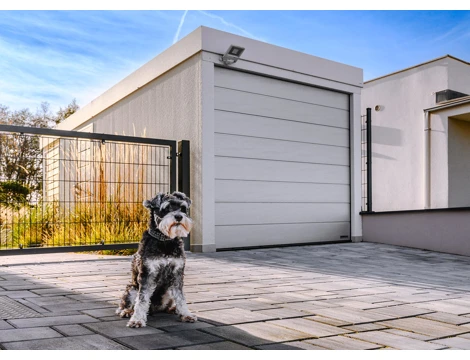 GARDEON® Garáž s dverami Hörmann, svetlíkom a prístreškom vzadu