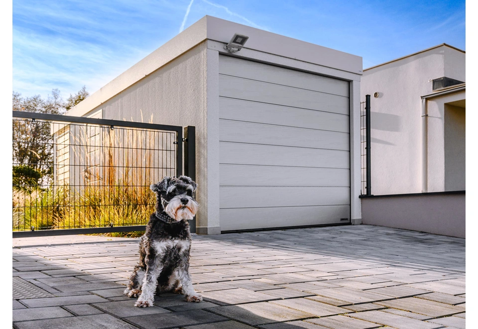 GARDEON® Garáž s dverami Hörmann, svetlíkom a prístreškom vzadu