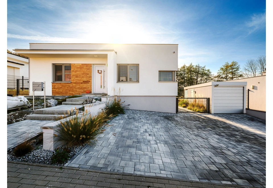 GARDEON® Garáž s dverami Hörmann, svetlíkom a prístreškom vzadu