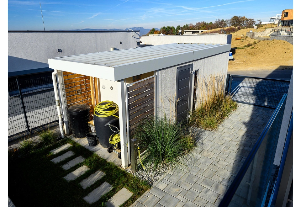 GARDEON® Garáž s dverami Hörmann, svetlíkom a prístreškom vzadu