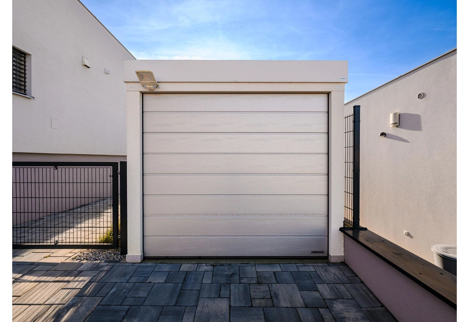 GARDEON® Garáž s dverami Hörmann, svetlíkom a prístreškom vzadu