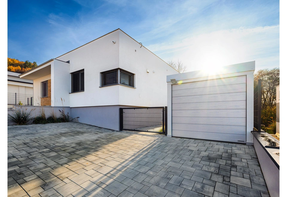 GARDEON® Garáž s dverami Hörmann, svetlíkom a prístreškom vzadu