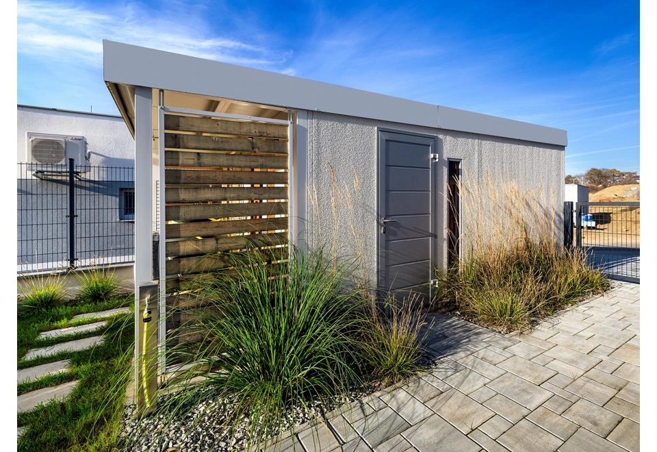 GARDEON® Garáž s dverami Hörmann, svetlíkom a prístreškom vzadu