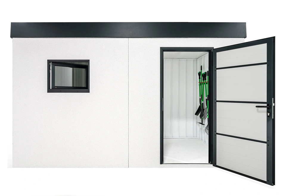 Otvorené zateplené dvere záhradného domčeka 4 x 2 m s oknom, bielou omietkou a antracitovými doplnkami