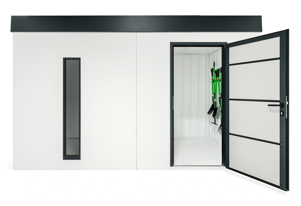 Otvorené dvere záhradného domčeka 4 x 2 m so svetlíkom