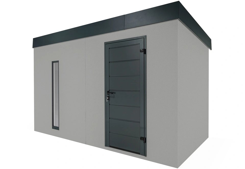 Jednokrídlové dvere záhradného domčeka so svetlosivou omietkou 4 x 2 m so svetlíkom