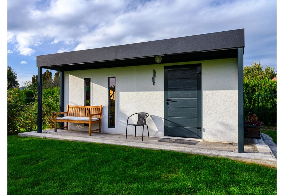 GARDEON® Záhradný domček s dverami Hörmann, oknom, dvomi svetlíkmi a predným prístreškom