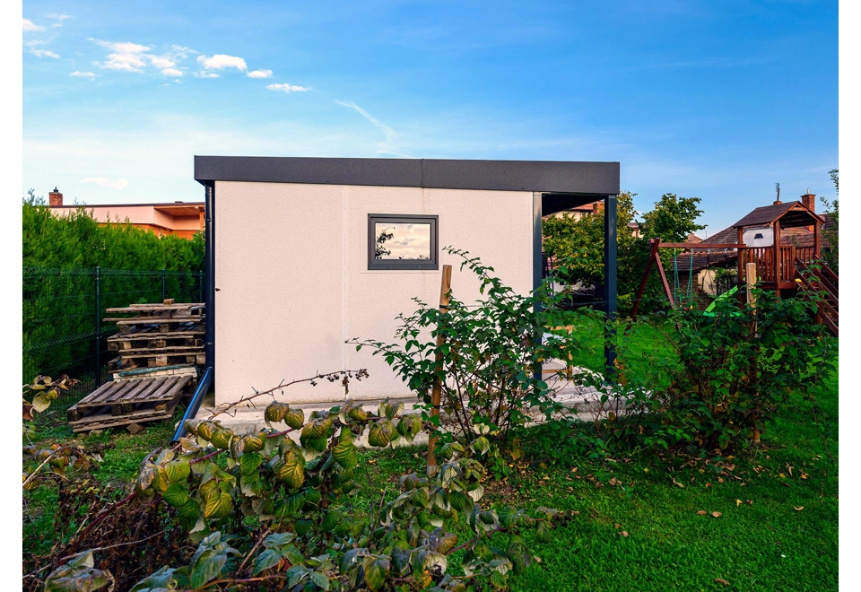 GARDEON® Záhradný domček s dverami Hörmann, oknom, dvomi svetlíkmi a predným prístreškom