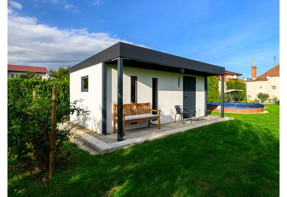 GARDEON® Záhradný domček s dverami Hörmann, oknom, dvomi svetlíkmi a predným prístreškom