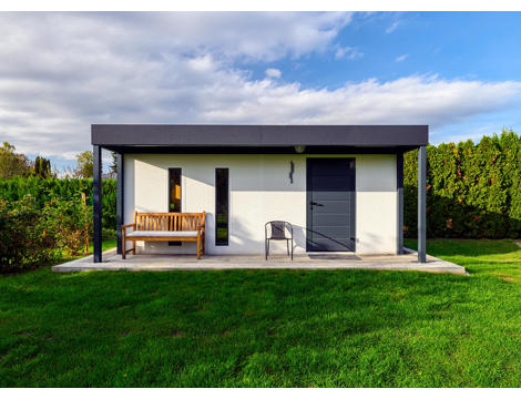 GARDEON® Záhradný domček s dverami Hörmann, oknom, dvomi svetlíkmi a predným prístreškom GARDEON® Záhradný domček s dverami Hörmann, oknom, dvomi svetlíkmi a predným prístreškom