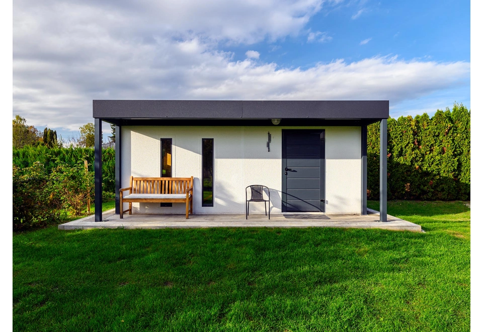 GARDEON® Záhradný domček s dverami Hörmann, oknom, dvomi svetlíkmi a predným prístreškom