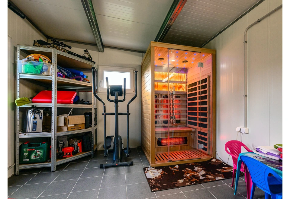 GARDEON® Záhradný domček s dverami Hörmann, oknom, dvomi svetlíkmi a predným prístreškom