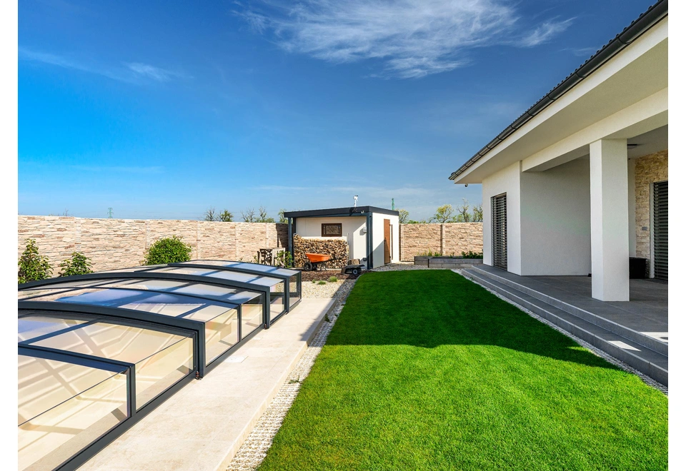 GARDEON® Záhradný domček s dverami Hörmann, oknom, svetlíkom a prístreškom