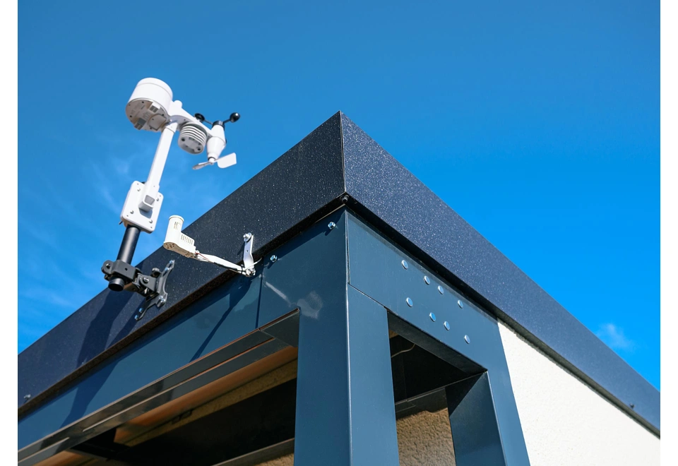 GARDEON® Záhradný domček s dverami Hörmann, oknom, svetlíkom a prístreškom