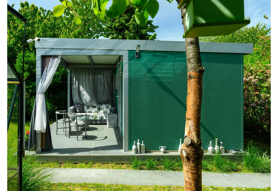 GARDEON® Záhradný domček s dverami Hörmann, oknom, svetlíkom a prístreškom vpredu