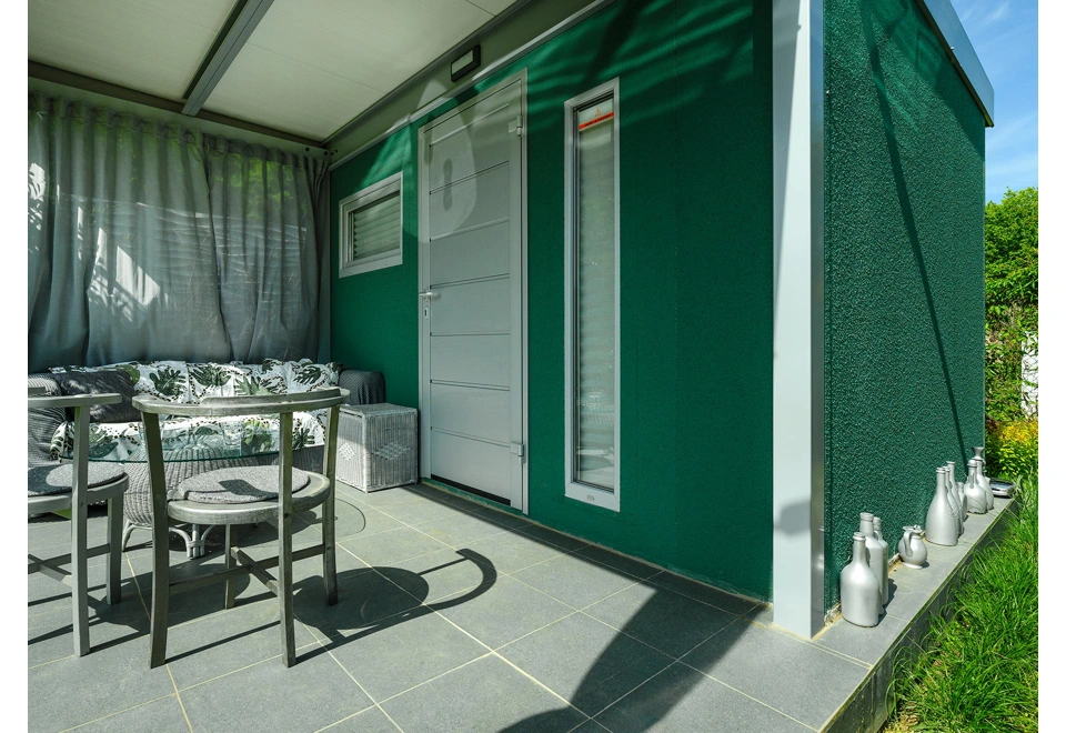 GARDEON® Záhradný domček s dverami Hörmann, oknom, svetlíkom a prístreškom vpredu