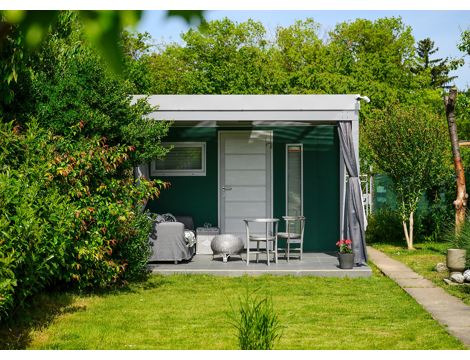 GARDEON® Záhradný domček s dverami Hörmann, oknom, svetlíkom a prístreškom vpredu GARDEON® Záhradný domček s dverami Hörmann, oknom, svetlíkom a prístreškom vpredu