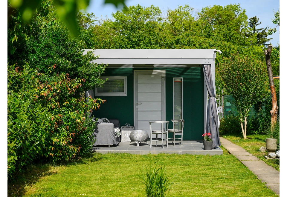 GARDEON® Záhradný domček s dverami Hörmann, oknom, svetlíkom a prístreškom vpredu