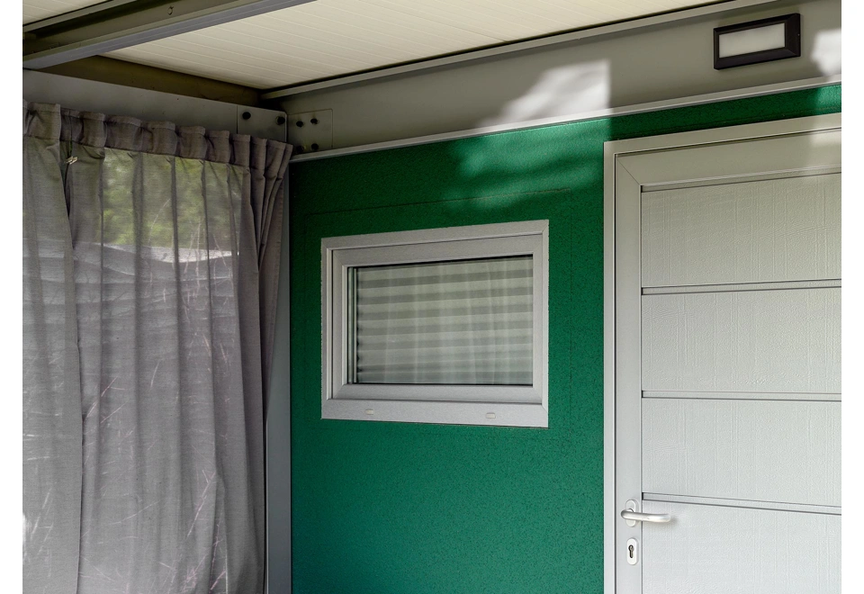 GARDEON® Záhradný domček s dverami Hörmann, oknom, svetlíkom a prístreškom vpredu