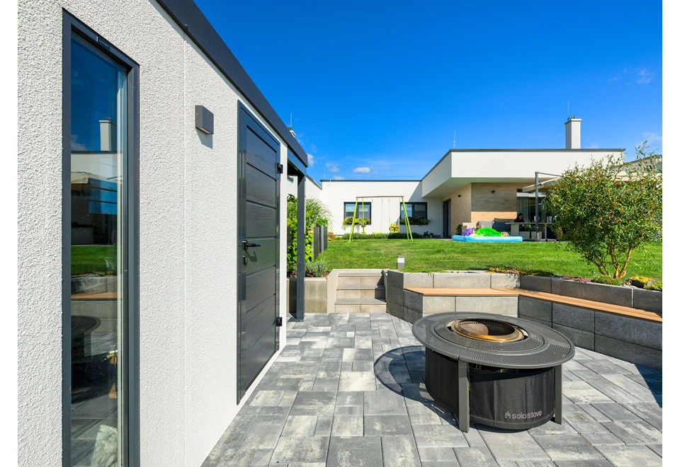 GARDEON® Záhradný domček s dverami Hörmann, svetlíkom a pravým prístreškom