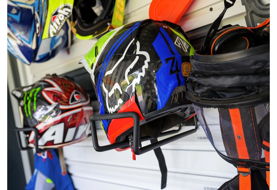 GARDEON® Záhradný domček s garážovou bránou a dverami Hörmann, oknom, dvomi svetlíkmi a dvomi prístreškami