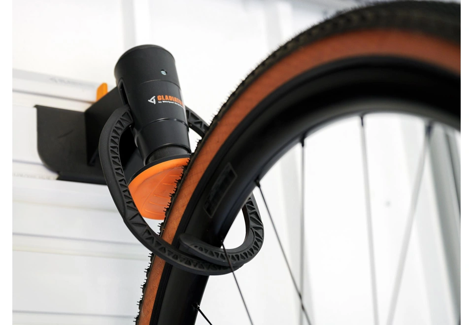 GARDEON® Záhradný domček s garážovou bránou a dverami Hörmann, oknom, dvomi svetlíkmi a dvomi prístreškami