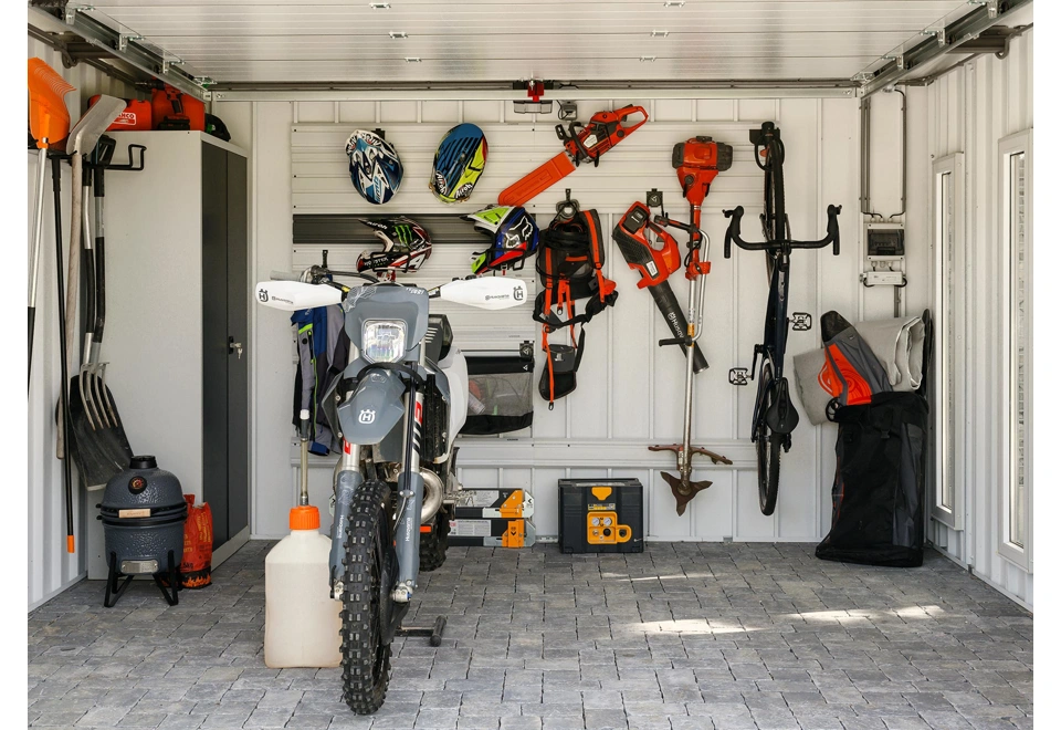 GARDEON® Záhradný domček s garážovou bránou a dverami Hörmann, oknom, dvomi svetlíkmi a dvomi prístreškami