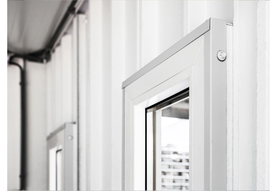 GARDEON® Záhradný domček s garážovou bránou a dverami Hörmann, oknom, dvomi svetlíkmi a dvomi prístreškami