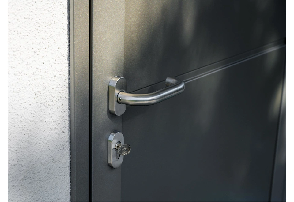 GARDEON® Záhradný domček s garážovou bránou a dverami Hörmann, oknom, dvomi svetlíkmi a dvomi prístreškami