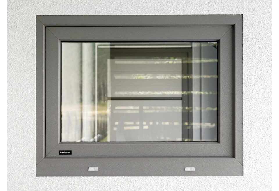 GARDEON® Záhradný domček s garážovou bránou a dverami Hörmann, oknom, dvomi svetlíkmi a dvomi prístreškami