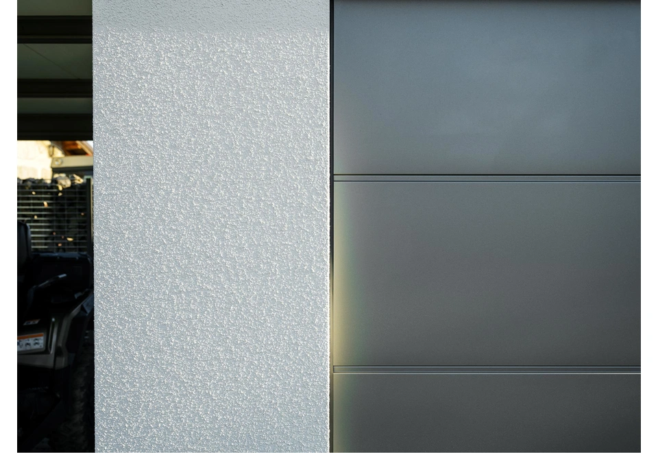 GARDEON® Záhradný domček s garážovou bránou a dverami Hörmann, oknom, dvomi svetlíkmi a dvomi prístreškami