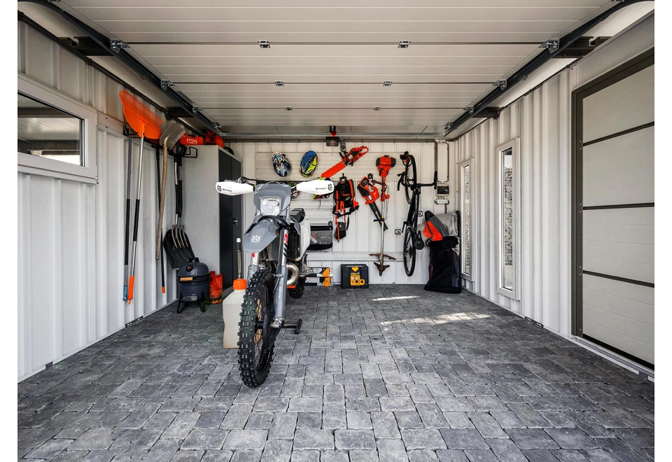 GARDEON® Záhradný domček s garážovou bránou a dverami Hörmann, oknom, dvomi svetlíkmi a dvomi prístreškami