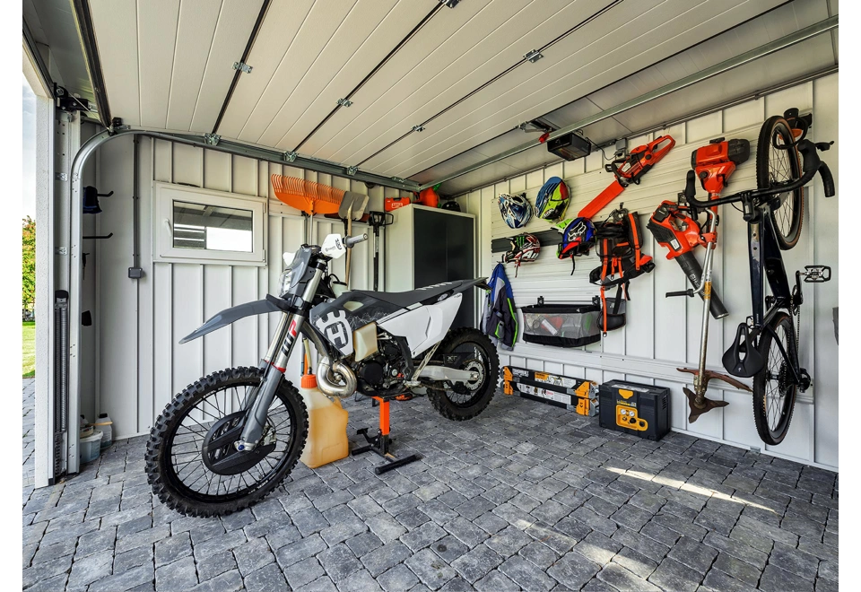 GARDEON® Záhradný domček s garážovou bránou a dverami Hörmann, oknom, dvomi svetlíkmi a dvomi prístreškami