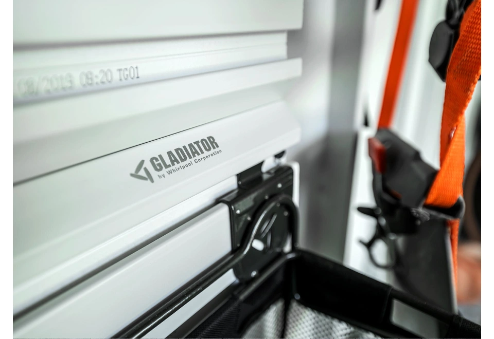 GARDEON® Záhradný domček s garážovou bránou a dverami Hörmann, oknom, dvomi svetlíkmi a dvomi prístreškami