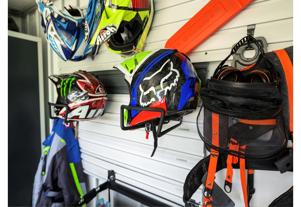 GARDEON® Záhradný domček s garážovou bránou a dverami Hörmann, oknom, dvomi svetlíkmi a dvomi prístreškami